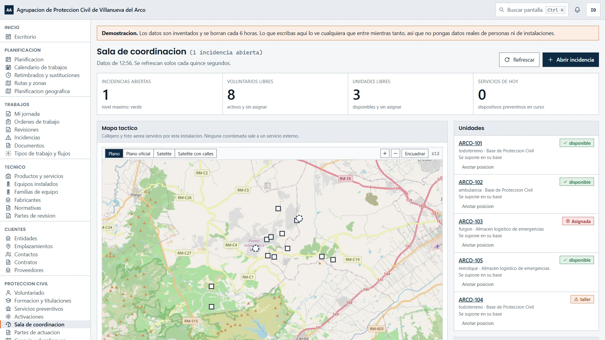 Gobernis: sala de coordinación con mapa táctico y estado de las unidades